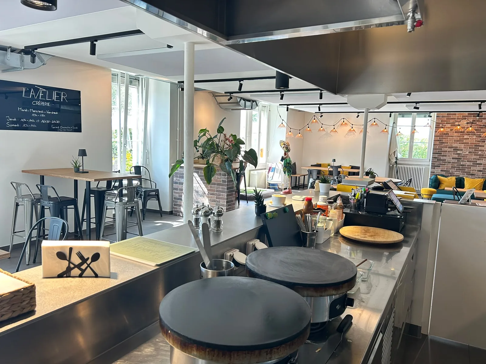 Le comptoir de L'Atelier et ses deux crêpières, face à la salle