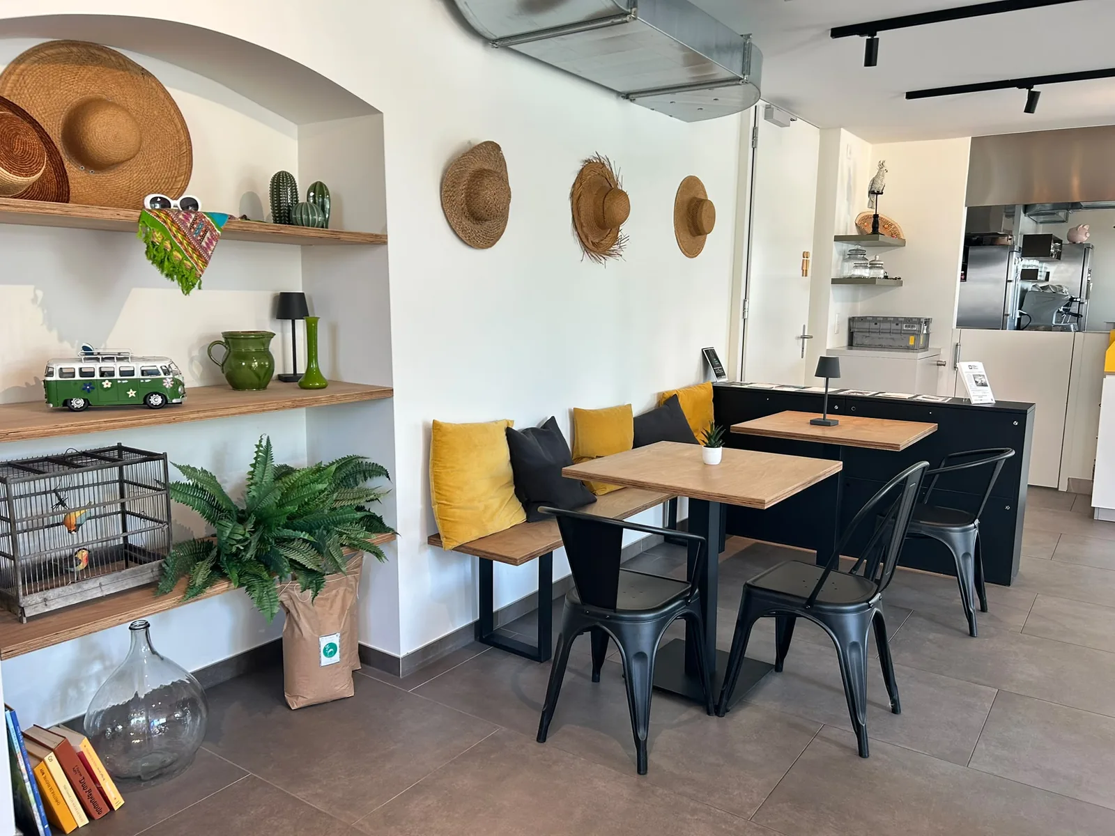 La niche décorative, chapeaux de paille, fougère et banquette